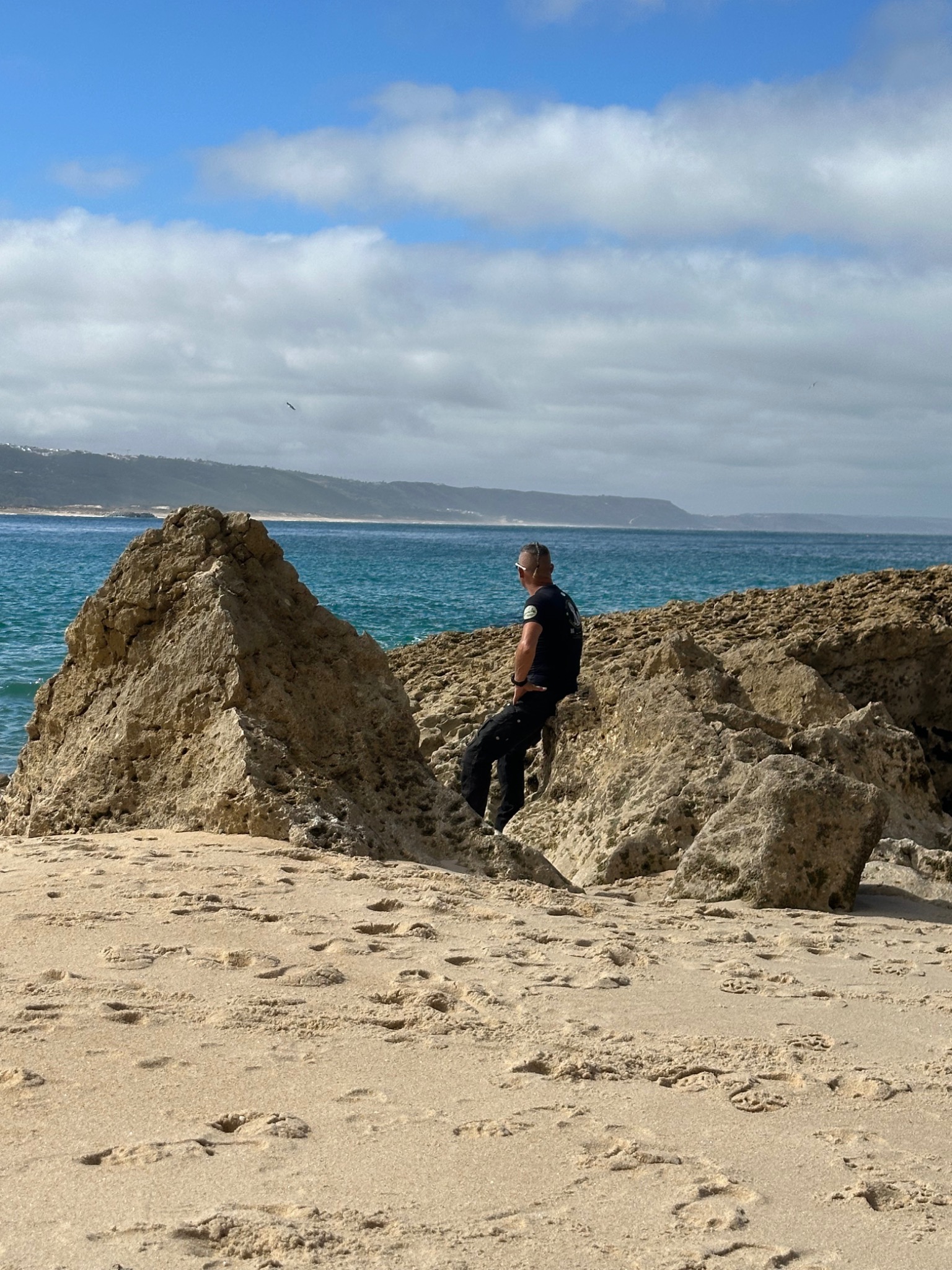 Sven Hardt zwischen Felsen am Meer
